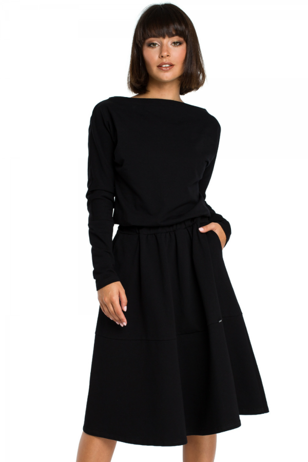 Rozkloszowana sukienka dresowa z gumką w pasie i kieszeniami czarna M